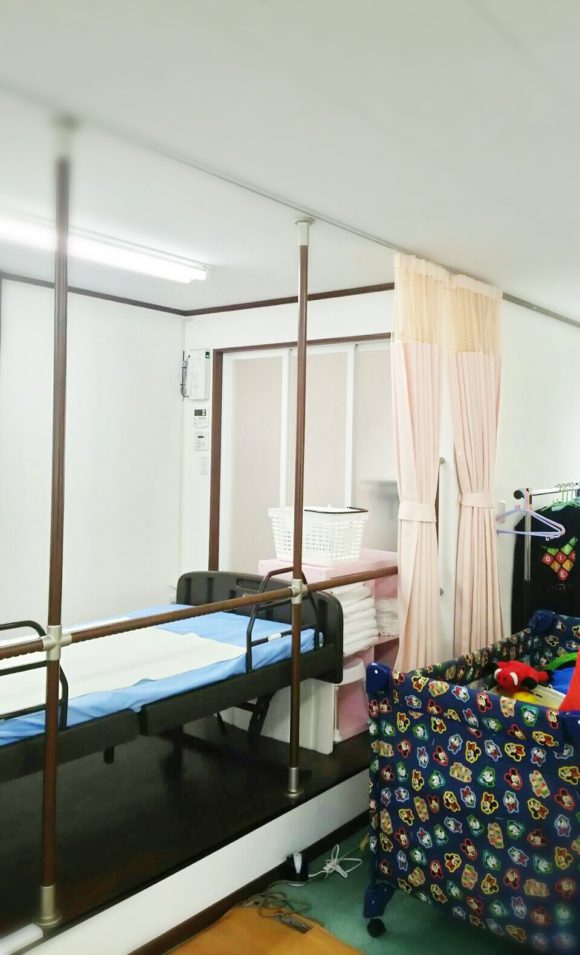 ベッドやカーテンも設置