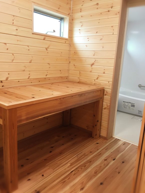 高さのある脱衣台を設置