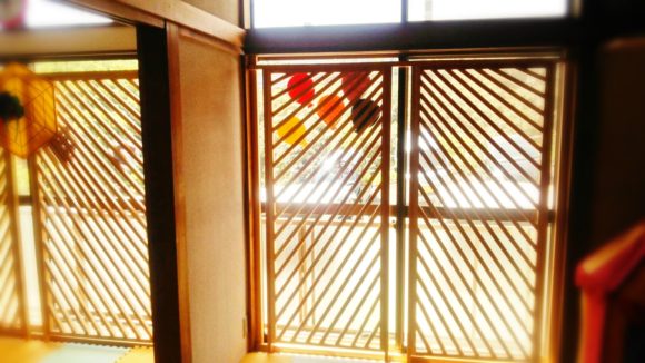 ガラス窓はすべてカバーをつけて安全に!きっずはんど