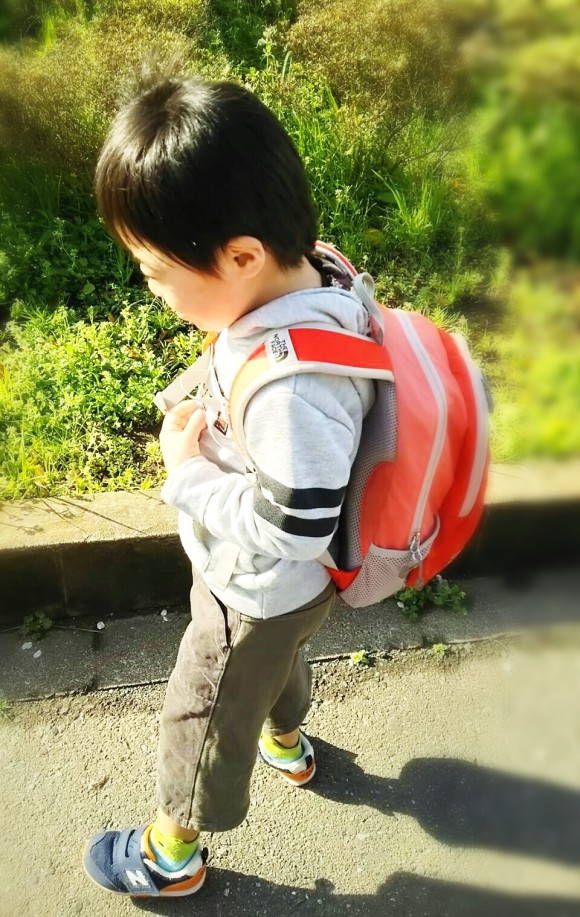 スクールバスを待つ息子