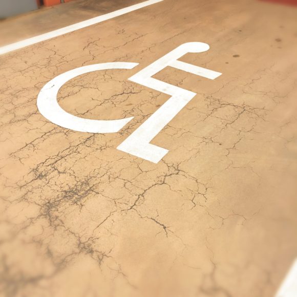 障害者向け駐車スペース