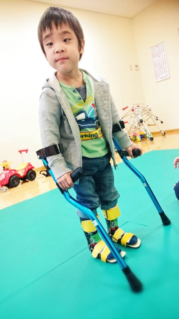 ライフハック】目指せ自力歩行！心強いサポートをしてくれる下肢装具