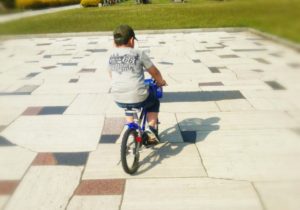 補助輪なしの自転車