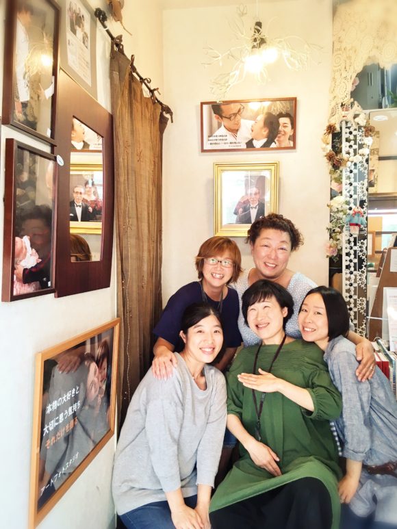 後方右側から時計回りに、斎藤さん、ゆかねこ、がらっぱち、ゆっぴー、五本木愛