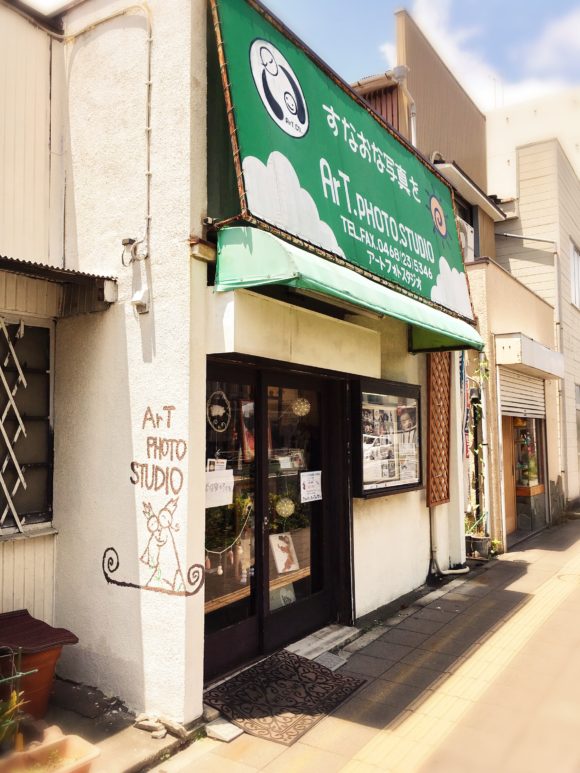 手前の壁に描かれたスタジオのシンボルマーク