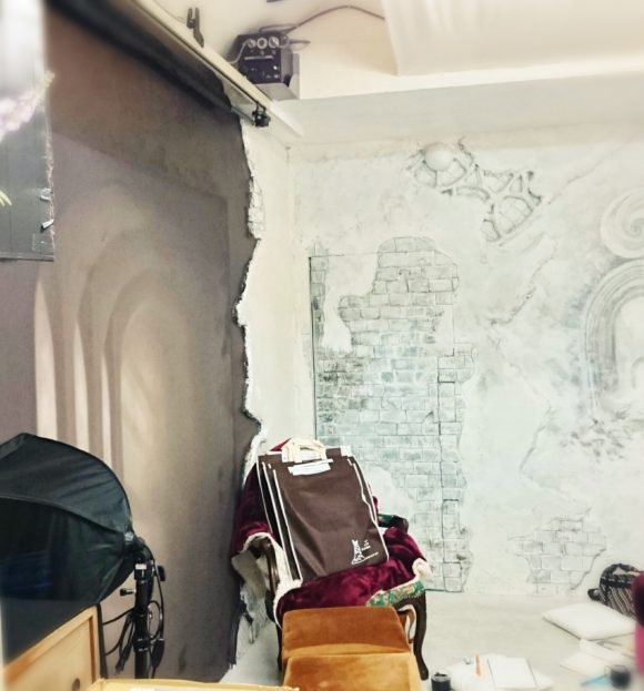 左側は茶色の背景、正面と右側も背景