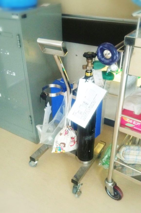 市立養護・酸素ボンベ