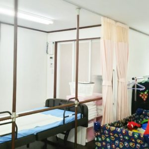 ベッドやカーテンも設置