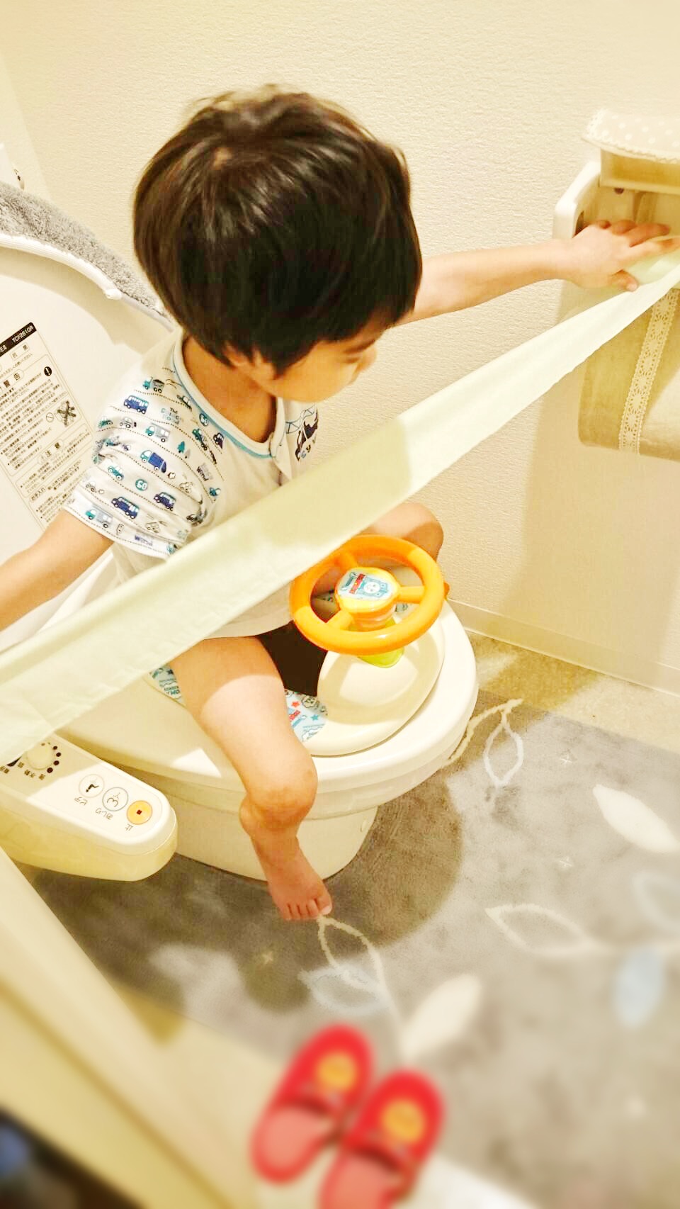 ライフハック】トイレトレーニング終盤戦！低身長の息子6歳、ひとりで便座に座れるように！ | sukasuka-ippo